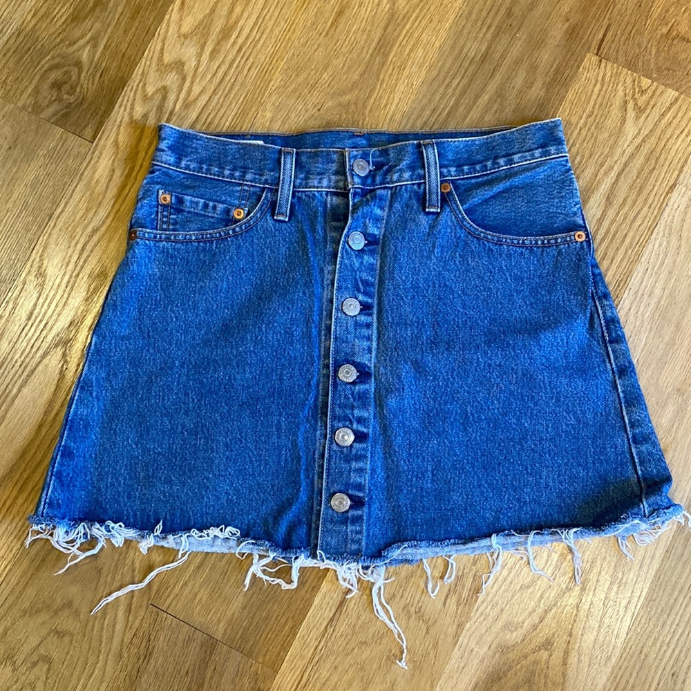 Levi’s Button Closure Denim Skirt - Size: 27